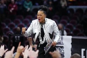 ?NBA首个历史女主帅？尼克斯联系南卡女篮三冠教头?️